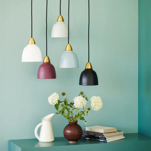 Urban Mini Ø15 Blau hängelampe Von Superliving - Trotz seiner geringeren Größe bietet Urban Mini eine beeindruckende Lichtverteilung und macht sich über der Küchentheke ebenso gut wie in einer gemütlichen Leseecke.