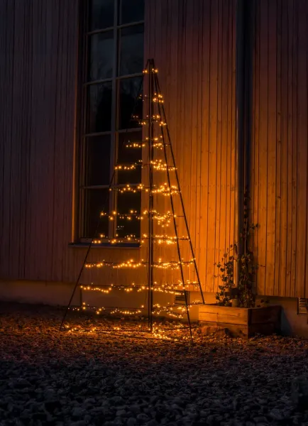 Metalldekoration Pyramide 240cm Schwarz Von Konstsmide - Mit 651 warmen bernsteinfarbenen LED-Lichtern verbreitet es einen eleganten Schein und schafft eine magische Atmosph&auml;re.