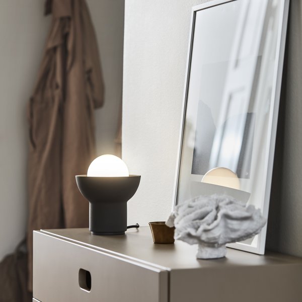 Up 13cm Anthrazit tischlampe Von CO Bankeryd - Die Up-Tischlampe hat ein jugendliches und skandinavisches Design, bei dem das gerichtete Licht zu einem dekorativen Teil der Lampenform wird.