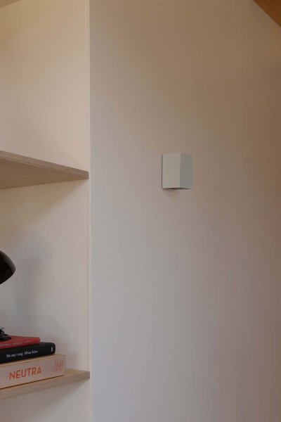 Lune 10cm Weiß wandlampe Von Faro Barcelona - Lune ist eine quadratische Wandleuchte mit mattwei&szlig;er Oberfl&auml;che, die perfekt in Flure, Korridore und andere Durchgangsbereiche passt.