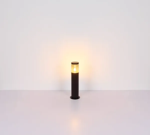 Xeloo 50cm Schwarz pollarleuchten Von Globo Lighting - Tillverkad i rostfritt st&aring;l med en r&ouml;kf&auml;rgad plastsk&auml;rm ger den ett mjukt och behagligt ljus.
