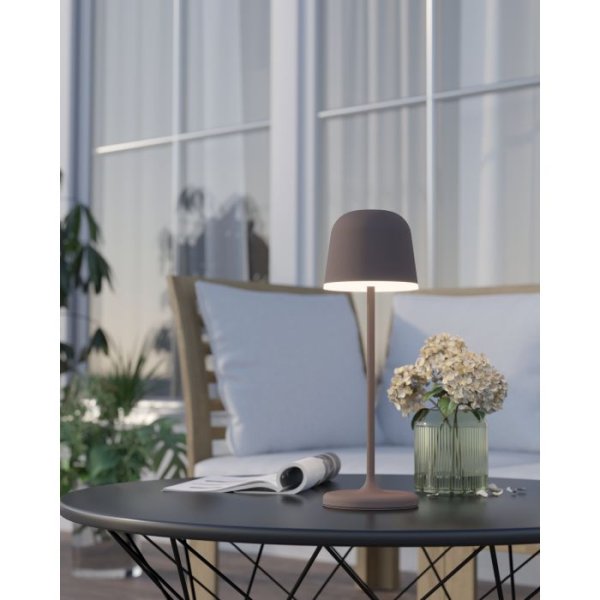 Mannera 34cm Rostbraun tragbare Von Eglo - Das Aufladen erfolgt ganz einfach über das mitgelieferte USB-Kabel und lässt sich somit problemlos überallhin mitnehmen – egal ob auf der Terrasse, im Garten oder beim Picknick.