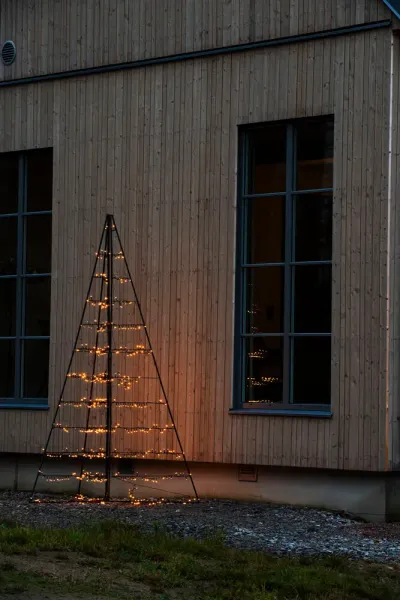 Metalldekoration Pyramide 240cm Schwarz Von Konstsmide - Mit 651 warmen bernsteinfarbenen LED-Lichtern verbreitet es einen eleganten Schein und schafft eine magische Atmosph&auml;re.