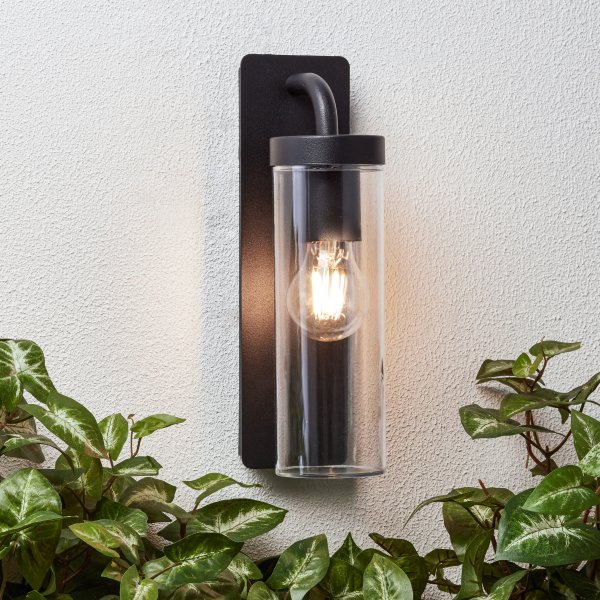 Aosta Mattschwarz außenlampe Von Brilliant - Die Au&szlig;enwandleuchte Aosta bietet sowohl praktische als auch stimmungsvolle Beleuchtung und eignet sich perfekt zur Beleuchtung der Haust&uuml;r in der dunklen Jahreszeit.