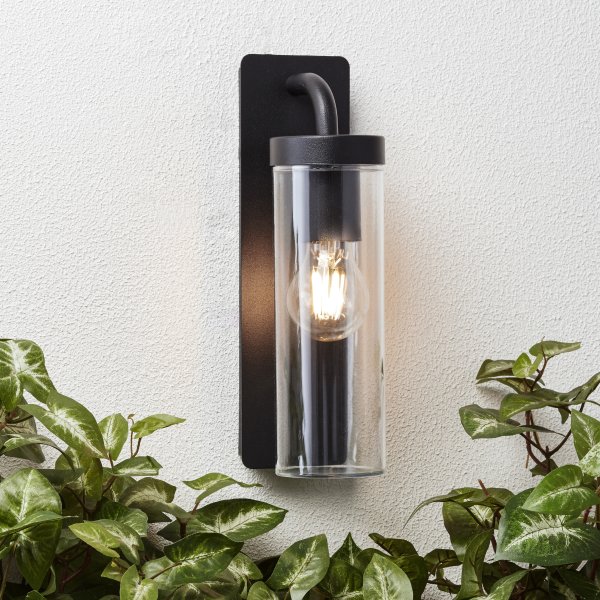 Aosta Mattschwarz außenlampe Von Brilliant - Die Au&szlig;enwandleuchte Aosta bietet sowohl praktische als auch stimmungsvolle Beleuchtung und eignet sich perfekt zur Beleuchtung der Haust&uuml;r in der dunklen Jahreszeit.