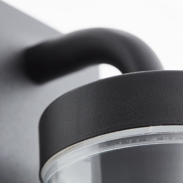 Aosta Mattschwarz außenlampe Von Brilliant - Die Au&szlig;enwandleuchte Aosta bietet sowohl praktische als auch stimmungsvolle Beleuchtung und eignet sich perfekt zur Beleuchtung der Haust&uuml;r in der dunklen Jahreszeit.