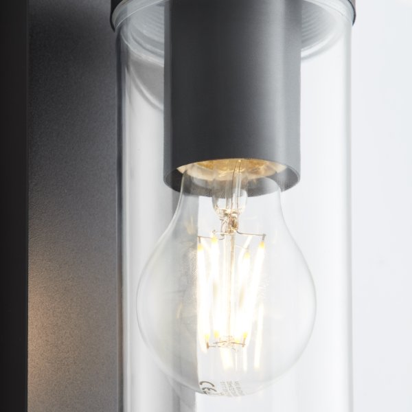 Aosta Mattschwarz außenlampe Von Brilliant - Die Au&szlig;enwandleuchte Aosta bietet sowohl praktische als auch stimmungsvolle Beleuchtung und eignet sich perfekt zur Beleuchtung der Haust&uuml;r in der dunklen Jahreszeit.