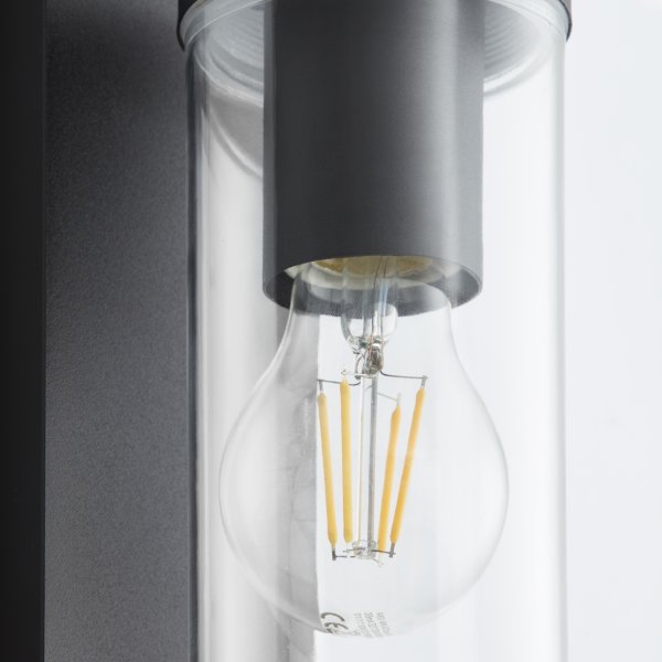 Aosta Mattschwarz außenlampe Von Brilliant - Die Au&szlig;enwandleuchte Aosta bietet sowohl praktische als auch stimmungsvolle Beleuchtung und eignet sich perfekt zur Beleuchtung der Haust&uuml;r in der dunklen Jahreszeit.