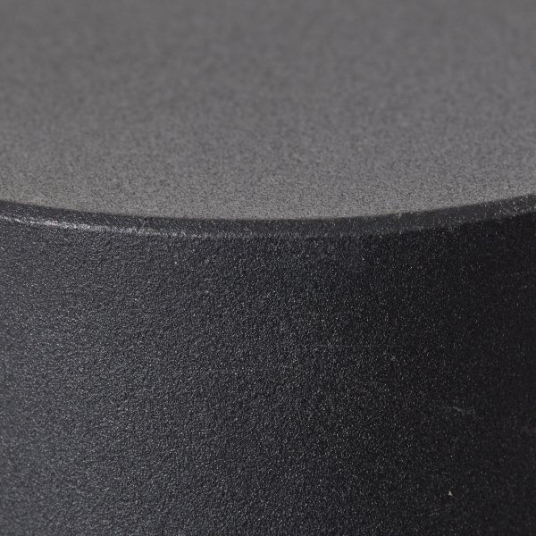 Dody 40cm Schwarz pollarleuchten Von Brilliant - Der Auslasspoller verfügt über die Schutzart IP44, ist also gegen Spritzwasser geschützt und eignet sich gut für den Einsatz im Außenbereich, auch in weniger geschützten Umgebungen.