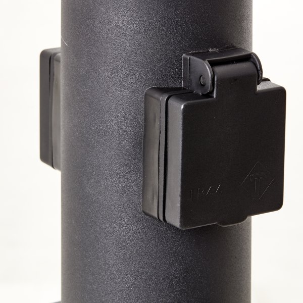 Dody 40cm Schwarz pollarleuchten Von Brilliant - Der Auslasspoller verfügt über die Schutzart IP44, ist also gegen Spritzwasser geschützt und eignet sich gut für den Einsatz im Außenbereich, auch in weniger geschützten Umgebungen.