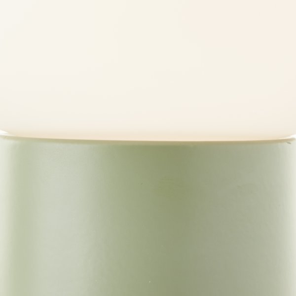 Camille 20cm Grün tischlampe Von Brilliant - Mit einem Durchmesser von 17 cm und einer Höhe von 20 cm ist Camille sowohl praktisch als auch dekorativ.