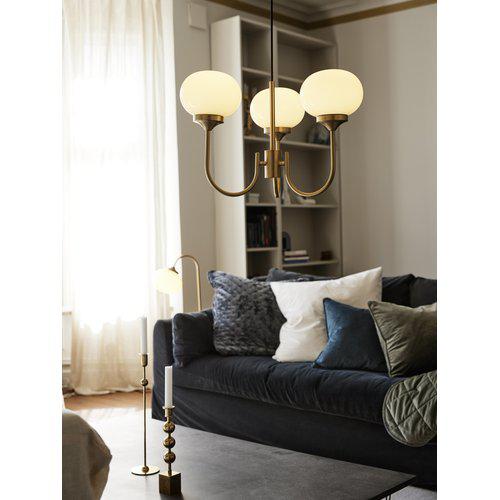 Elsy Ø60 Messing hängelampe Von PR Home - Aus Metall mit Messing-Finish und cremefarbenen Glasschirmen.