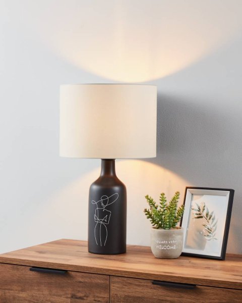 Vinoza 53cm Schwarz tischlampe Von Eglo - Mit einem schwarzen Sockel, der mit minimalistischen Linien verziert ist, die eine Frau mit Hut darstellen, verleiht die Lampe Ihrem Zuhause eine anspruchsvolle und künstlerische Note.