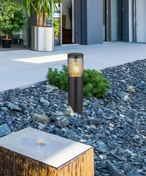 Xeloo 50cm Schwarz pollarleuchten Von Globo Lighting - Tillverkad i rostfritt st&aring;l med en r&ouml;kf&auml;rgad plastsk&auml;rm ger den ett mjukt och behagligt ljus.