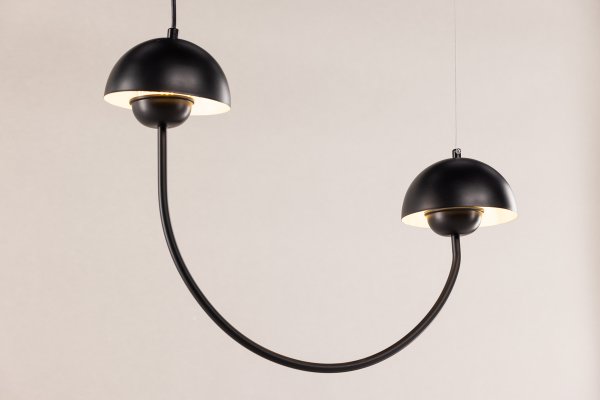 Lyckorna 55cm Schwarz hängelampe Von Venture Design - Diese Leuchte ist ideal f&uuml;r alle, die eine dekorative und gleichzeitig stilvolle Leuchte mit sanftem Design suchen, die in die meisten R&auml;ume und Einrichtungsstile passt.