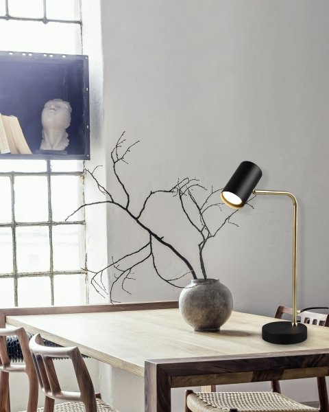 Marley 45cm Mattes Messing schreibtischlampe Von Trio Lighting - Die moderne Kombination aus mattem Schwarz und mattem Messing sorgt für stilvolle Kontraste und wertet das Interieur auf.