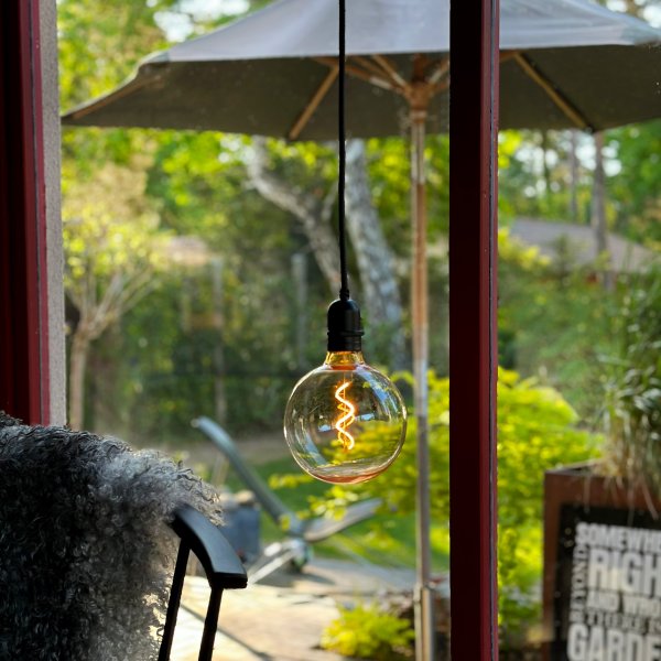 Gravity Schwarz Von Lightson - Wenn Sie sehen möchten, können Sie auch die kleinere Deco-Glühbirne in Gravity verwenden.