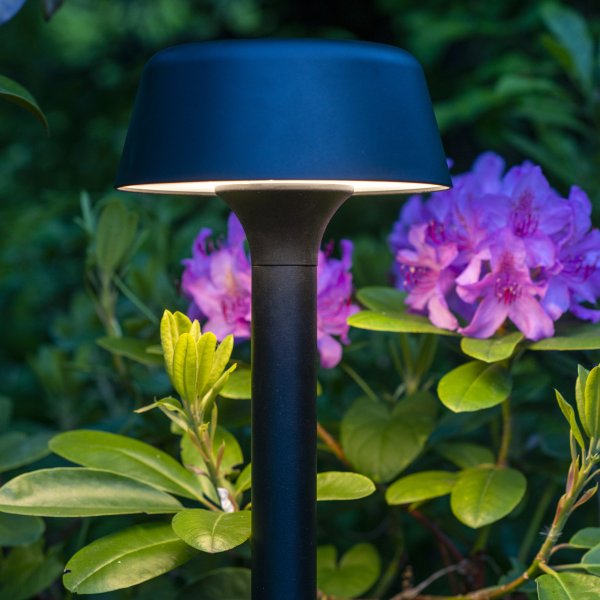 Valencia 80cm Schwarz pollarleuchten Von Dyberg Larsen - Das Design ist stilvoll und modern und das Licht fällt in einem angenehmen Kreis um die Lampe, was einen stimmungsvollen Eindruck vermittelt.