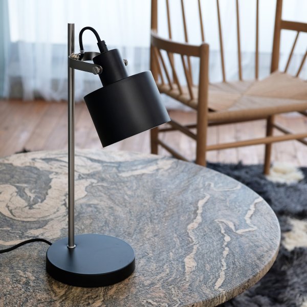 Ocean 43cm Schwarz schreibtischlampe Von Dyberg Larsen - Ocean bezaubert durch ihr Retro-Design mit einem Hauch von modernem Stil und eignet sich daher sowohl für das Schlafzimmer als auch als indirekte Lichtquelle im Wohnzimmer.