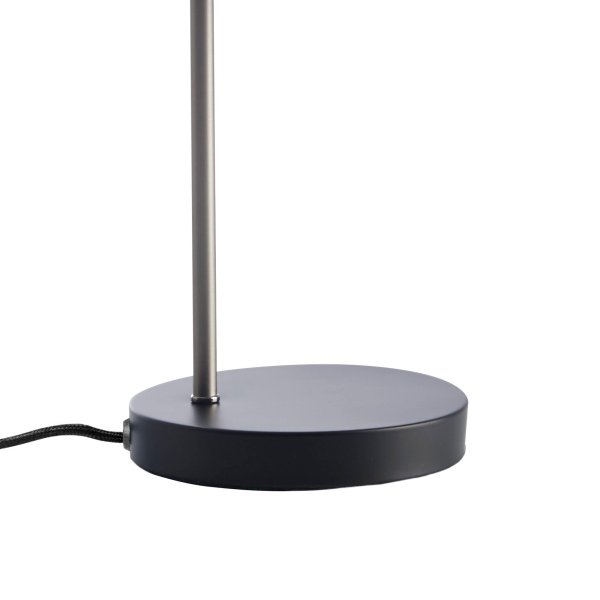 Ocean 43cm Schwarz schreibtischlampe Von Dyberg Larsen - Ocean bezaubert durch ihr Retro-Design mit einem Hauch von modernem Stil und eignet sich daher sowohl für das Schlafzimmer als auch als indirekte Lichtquelle im Wohnzimmer.