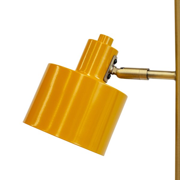 Ocean Mehrfarbig stehlampe Von Dyberg Larsen - Die Stehleuchte Ocean in den Schirmen Curry/Messing/Türkis verfügt über eine Metallkonstruktion, lässt sich nach oben und unten neigen und ist mit einem Fußschalter am Sockel ausgestattet.