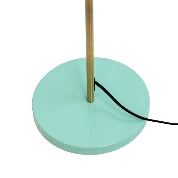 Ocean Mehrfarbig stehlampe Von Dyberg Larsen - Die Stehleuchte Ocean in den Schirmen Curry/Messing/Türkis verfügt über eine Metallkonstruktion, lässt sich nach oben und unten neigen und ist mit einem Fußschalter am Sockel ausgestattet.