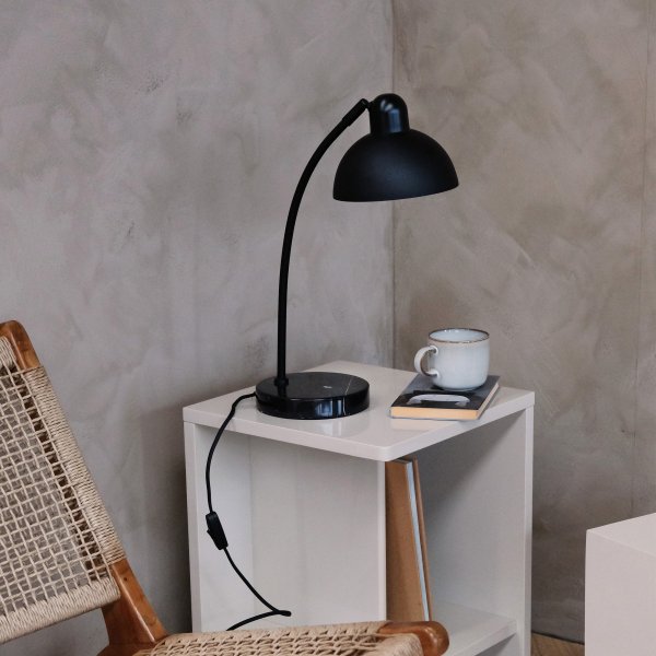 Eric 48cm Schwarz schreibtischlampe Von Dyberg Larsen - Entdecken Sie die elegante Tischlampe Eric mit ihrem einzigartigen Marmorsockel und den geschwungenen Details, die ihr einen anspruchsvollen Ausdruck verleihen.
