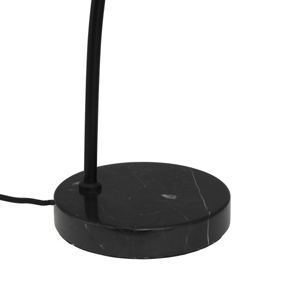 Eric 48cm Schwarz schreibtischlampe Von Dyberg Larsen - Entdecken Sie die elegante Tischlampe Eric mit ihrem einzigartigen Marmorsockel und den geschwungenen Details, die ihr einen anspruchsvollen Ausdruck verleihen.