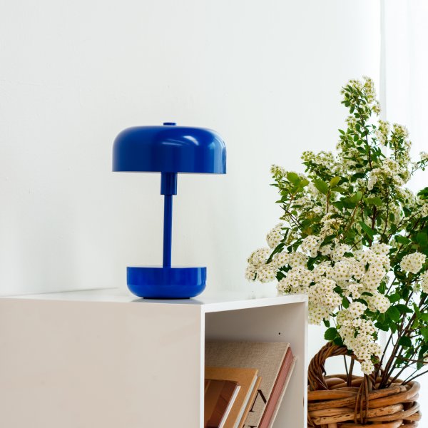 Haipot 25cm Blau tragbare Von Dyberg Larsen - Die offene Gestaltung des Lampenschirms sorgt für eine schöne Lichtreflexion, die die Farbe des Sockels hervorhebt und bei Einbruch der Dunkelheit erzeugt die Lampe ein stimmungsvolles Lichtspiel.