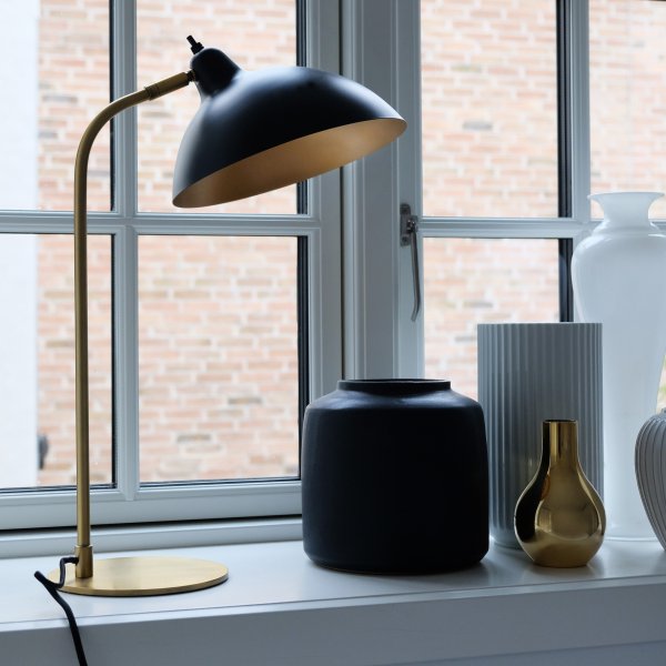 Futura 55cm Messing tischlampe Von Dyberg Larsen - Um die perfekte Atmosphäre zu schaffen, lässt sich der Lampenschirm sowohl neigen als auch drehen.