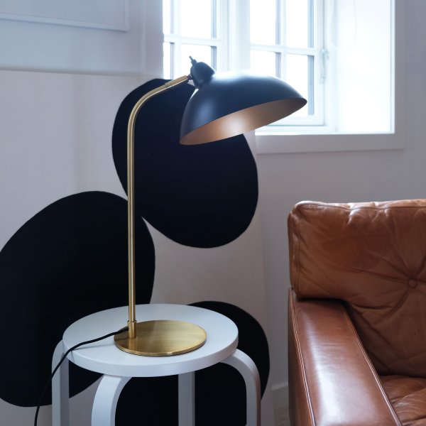 Futura 55cm Messing tischlampe Von Dyberg Larsen - Um die perfekte Atmosphäre zu schaffen, lässt sich der Lampenschirm sowohl neigen als auch drehen.