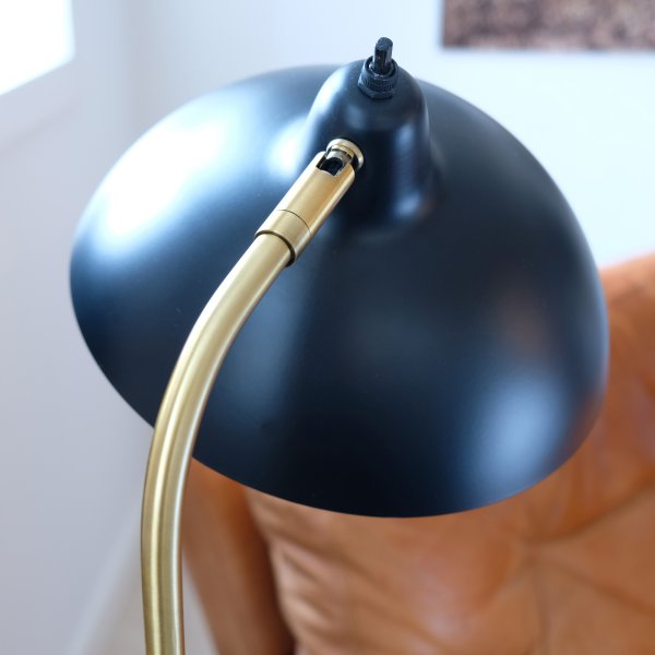 Futura 55cm Messing tischlampe Von Dyberg Larsen - Um die perfekte Atmosphäre zu schaffen, lässt sich der Lampenschirm sowohl neigen als auch drehen.
