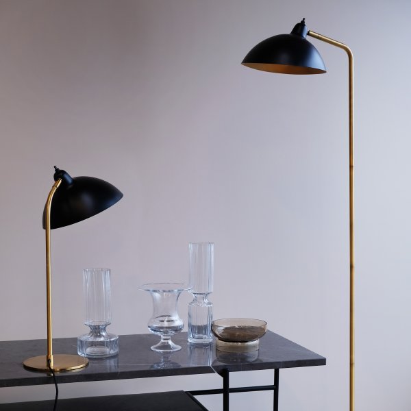 Futura 55cm Messing tischlampe Von Dyberg Larsen - Um die perfekte Atmosphäre zu schaffen, lässt sich der Lampenschirm sowohl neigen als auch drehen.