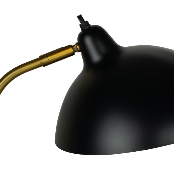 Futura 55cm Messing tischlampe Von Dyberg Larsen - Um die perfekte Atmosphäre zu schaffen, lässt sich der Lampenschirm sowohl neigen als auch drehen.