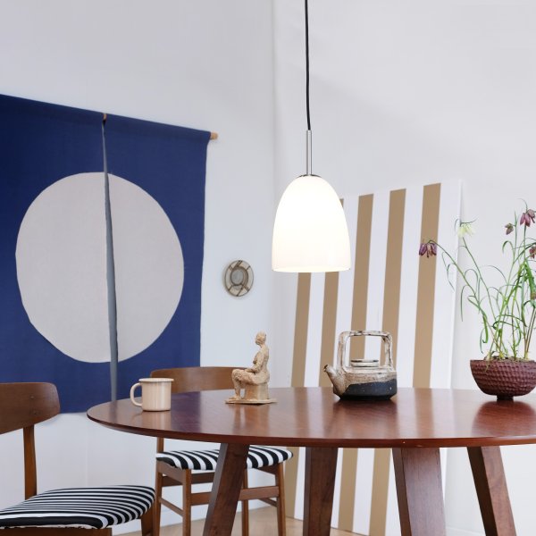 Jazz Ø18 Gebürsteter Stahl hängelampe Von Dyberg Larsen - Das Design der Lampe verbreitet ein weiches und angenehmes Licht und schafft eine warme und einladende Atmosph&auml;re.