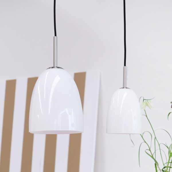 Jazz Ø18 Gebürsteter Stahl hängelampe Von Dyberg Larsen - Das Design der Lampe verbreitet ein weiches und angenehmes Licht und schafft eine warme und einladende Atmosph&auml;re.