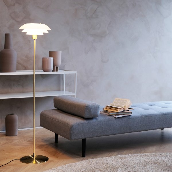 DL31 Messing stehlampe Von Dyberg Larsen - Die Stehlampe DL31 aus Messing und Opalglas ist sowohl elegant als auch funktional und perfekt geeignet, um in Ihrem Zuhause eine warme Atmosphäre zu schaffen.