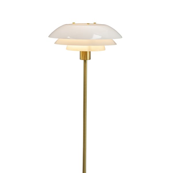 DL31 Messing stehlampe Von Dyberg Larsen - Die Stehlampe DL31 aus Messing und Opalglas ist sowohl elegant als auch funktional und perfekt geeignet, um in Ihrem Zuhause eine warme Atmosphäre zu schaffen.