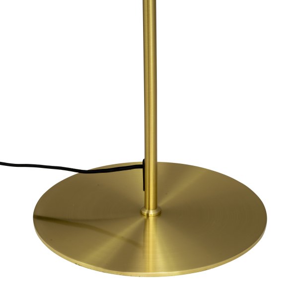 DL31 Messing stehlampe Von Dyberg Larsen - Die Stehlampe DL31 aus Messing und Opalglas ist sowohl elegant als auch funktional und perfekt geeignet, um in Ihrem Zuhause eine warme Atmosphäre zu schaffen.