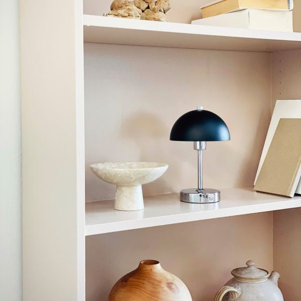 Malmø LED 23cm Chrom tragbare Von Dyberg Larsen - Den svart- och kromf&auml;rgade metallen ger en elegant touch, och med sin kompakta storlek passar den perfekt p&aring; nattduksbord, skrivbord eller som dekorativ belysning.