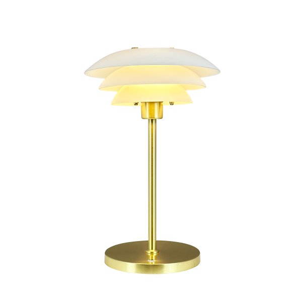 DL20 LED 30cm Messing tragbare Von Dyberg Larsen - Den uppladdningsbara lampan har en h&ouml;jd p&aring; 30 cm och en lampsk&auml;rmsdiameter p&aring; 20 cm, vilket g&ouml;r den perfekt f&ouml;r s&auml;ngbordet, skrivbordet eller en mysig h&ouml;rna.