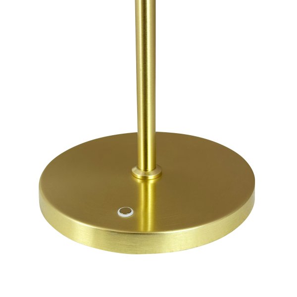 DL20 LED 30cm Messing tragbare Von Dyberg Larsen - Den uppladdningsbara lampan har en h&ouml;jd p&aring; 30 cm och en lampsk&auml;rmsdiameter p&aring; 20 cm, vilket g&ouml;r den perfekt f&ouml;r s&auml;ngbordet, skrivbordet eller en mysig h&ouml;rna.