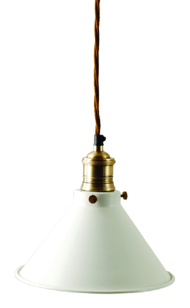 Sofiero Ø17 Cremefarben hängelampe Von Hallbergs - Der kegelförmige Schirm in Cremeweiß und die Details aus antikem Messing sorgen für eine schöne Lichtstreuung nach unten.