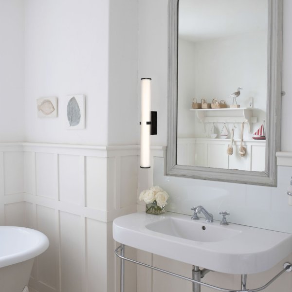 Clamp 63cm Schwarz badezimmerlampe Von Searchlight - Eine Kombination aus Form und Funktion, die eine luxuriöse Atmosphäre in Ihrem Badezimmer schafft.