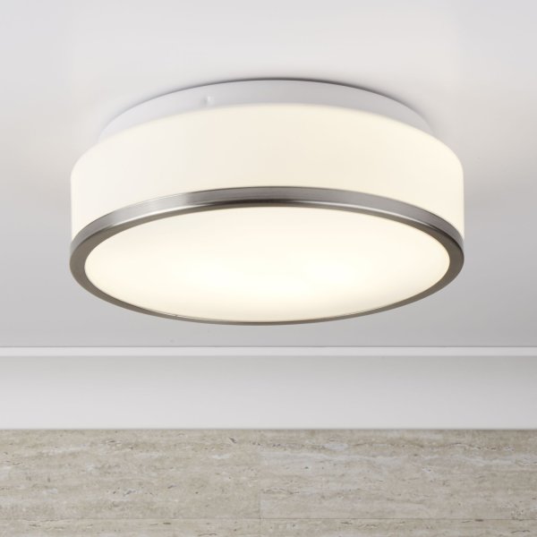 Cheese Ø30 Silber badezimmerlampe Von Searchlight - Der mattweiße Schirm sorgt für ein weiches und angenehmes Licht und schafft eine entspannte und einladende Atmosphäre.