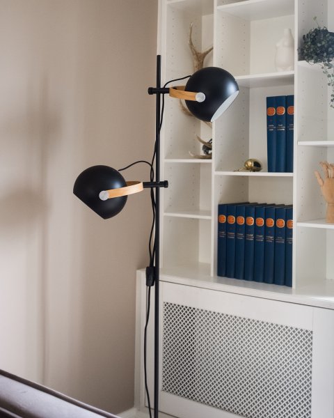 D.C Ø18 Schwarz stehlampe Von Halo Design - Die runden Formen in Kombination mit den Metall- und Holzdetails erzeugen einen klassischen Stil.