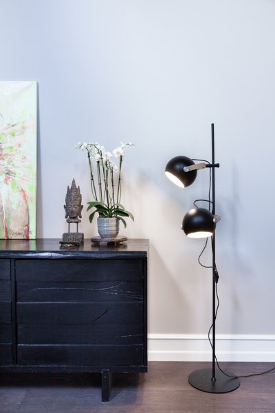 D.C Ø18 Schwarz stehlampe Von Halo Design - Die runden Formen in Kombination mit den Metall- und Holzdetails erzeugen einen klassischen Stil.