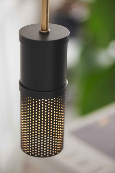 Frame Cylinder Ø6 Schwarz hängelampe Von Halo Design - Die Details wie die antiken Messingeins&auml;tze und das &auml;u&szlig;ere Perlenmuster machen diese Lampenserie &auml;sthetisch einzigartig.