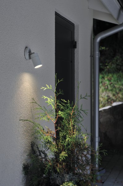 Modena Grau außenlampe Von Konstsmide - Die Lampe ist ausrichtbar und sorgt so für ein praktisches und wirkungsvolles Licht, das im Außenbereich für Sicherheit und Eleganz sorgt.