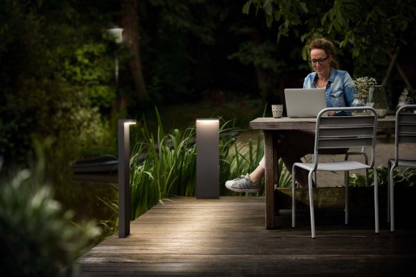 Bustan 77cm Anthrazit pollarleuchten Von Philips - Die hocheffizienten Außenleuchten Bustan von Philips nutzen bahnbrechende neue Technologien zur Reduzierung von Kohlenstoffemissionen, Materialabfällen und Energieverbrauch.